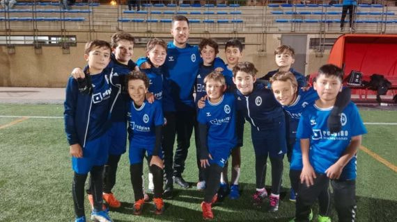 Eden Hazard, en el centro, con el equipo infantil de segundo año del Rayo Majadahonda.