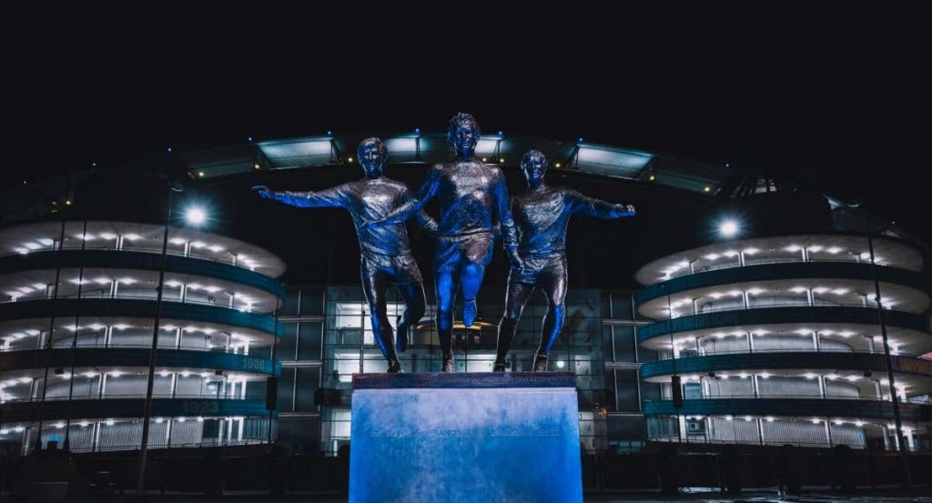 Estatua de Summerbee, Bell y Lee frente al Etihad Stadium.