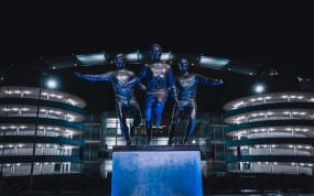 Estatua de Summerbee, Bell y Lee frente al Etihad Stadium.