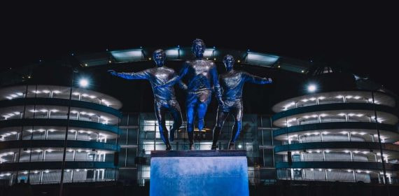 Estatua de Summerbee, Bell y Lee frente al Etihad Stadium.