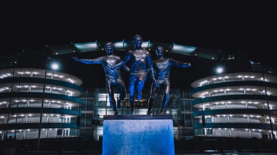 Estatua de Summerbee, Bell y Lee frente al Etihad Stadium.