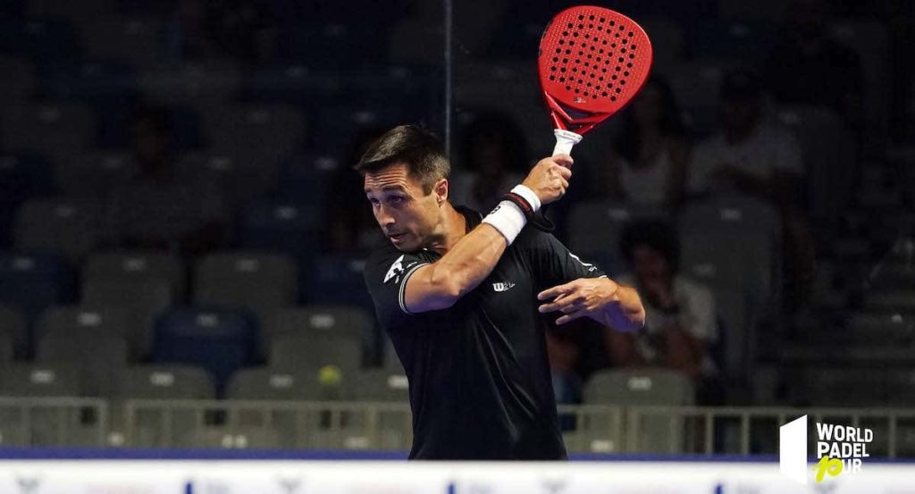 Fernando Belasteguín utiliza una pala de pádel con forma de lágrima que aúna potencia y control.