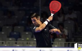 Fernando Belasteguín utiliza una pala de pádel con forma de lágrima que aúna potencia y control.