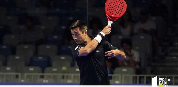 Fernando Belasteguín utiliza una pala de pádel con forma de lágrima que aúna potencia y control.