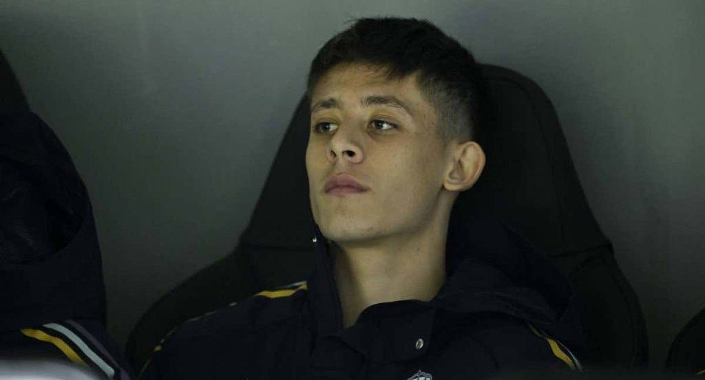 Arda Güler, en el banquillo durante el partido ante el Sporting de Braga.