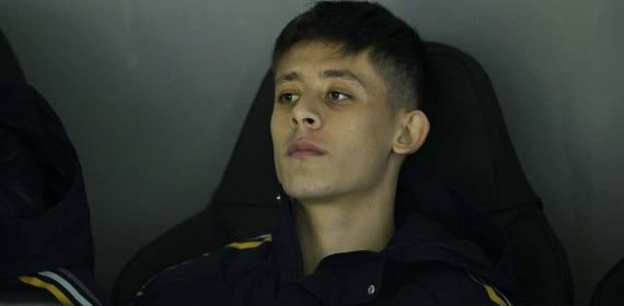 Arda Güler, en el banquillo durante el partido ante el Sporting de Braga.
