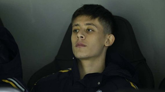 Arda Güler, en el banquillo durante el partido ante el Sporting de Braga.