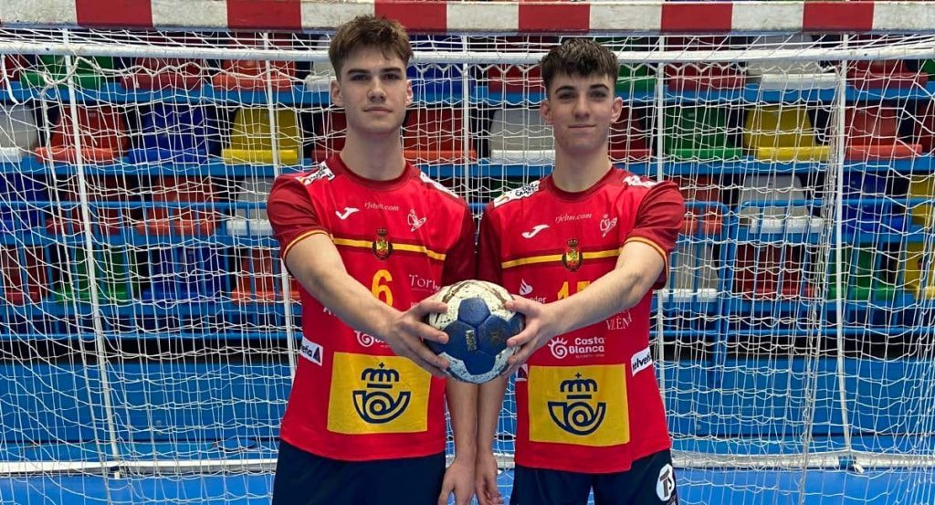 Petar y Djordje Cikusa posan con la camiseta de los Hispanos.