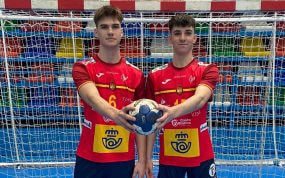 Petar y Djordje Cikusa posan con la camiseta de los Hispanos.