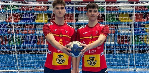 Petar y Djordje Cikusa posan con la camiseta de los Hispanos.