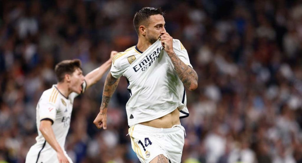 Joselu celebra un gol besando el escudo del Real Madrid.