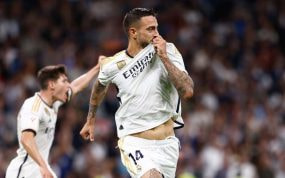 Joselu celebra un gol besando el escudo del Real Madrid.