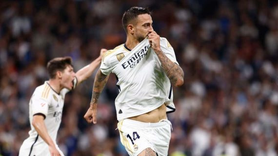 Joselu celebra un gol besando el escudo del Real Madrid.