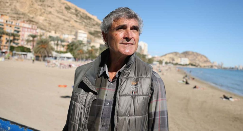 Juande Ramos, posa para Relevo al finalizar la entrevista realizada en el Puerto de Alicante.