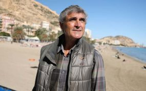 Juande Ramos, posa para Relevo al finalizar la entrevista realizada en el Puerto de Alicante.