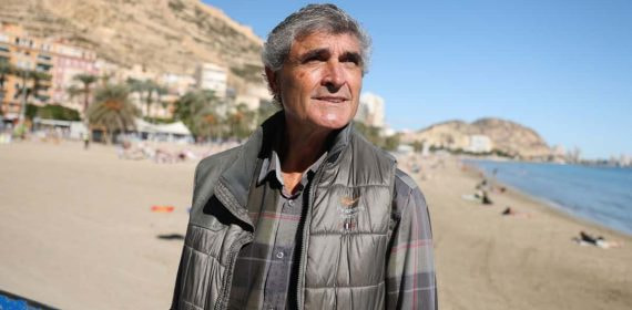 Juande Ramos, posa para Relevo al finalizar la entrevista realizada en el Puerto de Alicante.