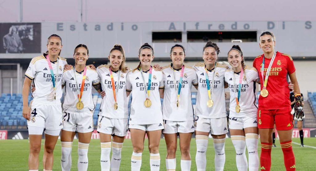 Jugadoras del Real Madrid posan con la medalla de campeonas del mundo en el primer partido de la temporada en el estadio Alfredo Di Stéfano. De derecha a izquierda, Rocío Gálvez, Zornoza, Olga Carmona, Teresa Abelleira, Oihane Hernández, Ivana Andrés, Athenea y Misa.