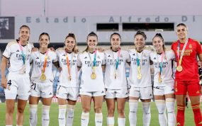 Jugadoras del Real Madrid posan con la medalla de campeonas del mundo en el primer partido de la temporada en el estadio Alfredo Di Stéfano. De derecha a izquierda, Rocío Gálvez, Zornoza, Olga Carmona, Teresa Abelleira, Oihane Hernández, Ivana Andrés, Athenea y Misa.