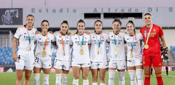 Jugadoras del Real Madrid posan con la medalla de campeonas del mundo en el primer partido de la temporada en el estadio Alfredo Di Stéfano. De derecha a izquierda, Rocío Gálvez, Zornoza, Olga Carmona, Teresa Abelleira, Oihane Hernández, Ivana Andrés, Athenea y Misa.