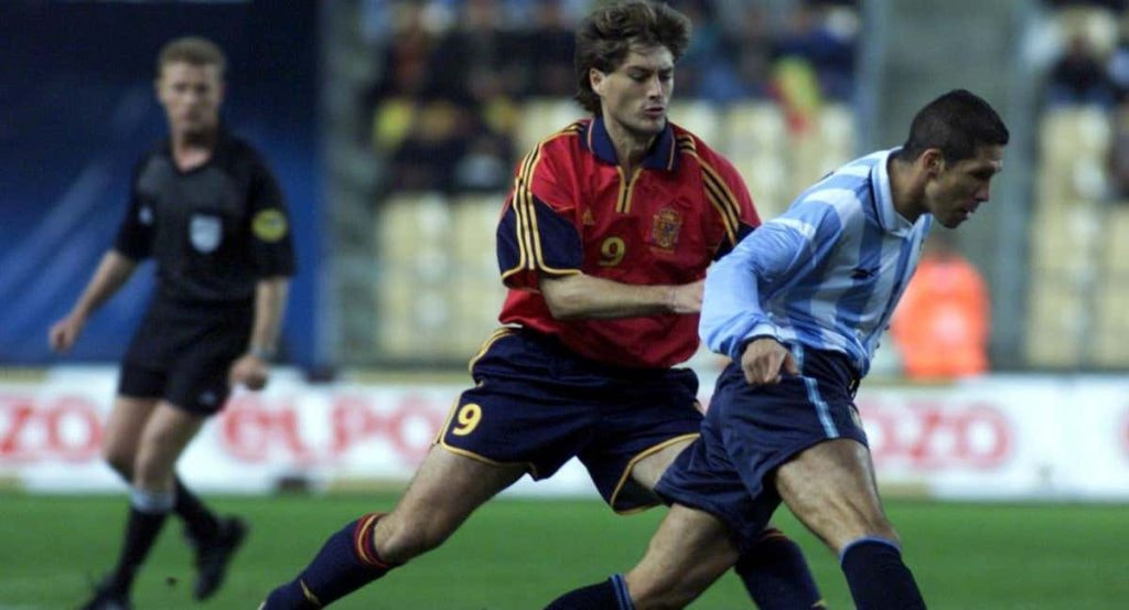 Diego Simeone y Julen Guerrero durante un partido de selecciones.