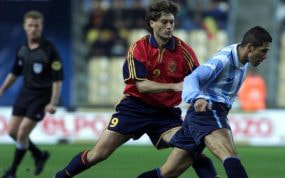 Diego Simeone y Julen Guerrero durante un partido de selecciones.