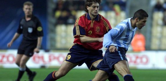 Diego Simeone y Julen Guerrero durante un partido de selecciones.