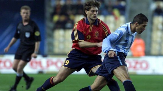 Diego Simeone y Julen Guerrero durante un partido de selecciones.