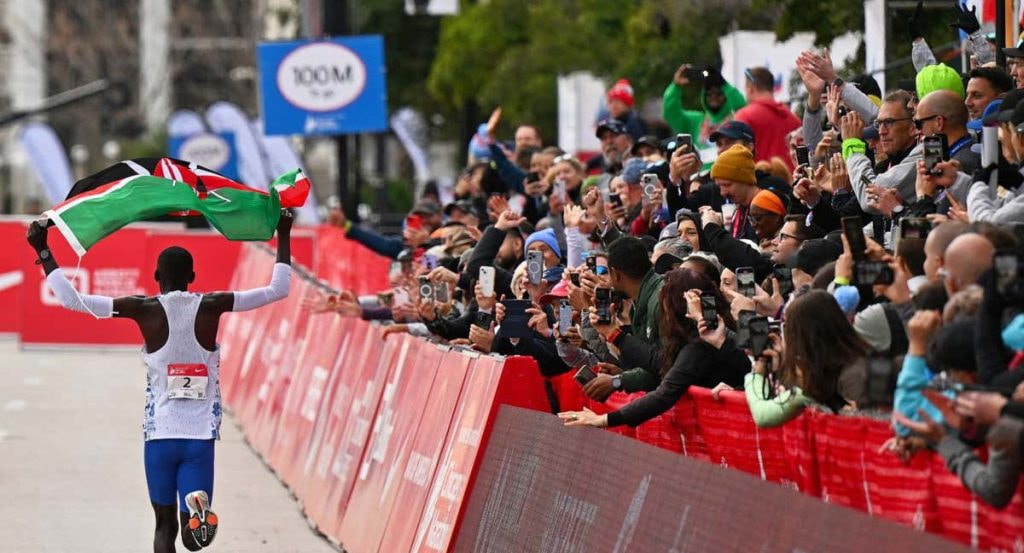 El keniano Kelvin Kiptum celebrando con la bandera de su país el récord mundial de maratón.