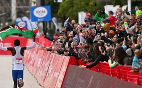 El keniano Kelvin Kiptum celebrando con la bandera de su país el récord mundial de maratón.