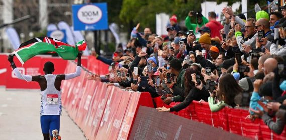 El keniano Kelvin Kiptum celebrando con la bandera de su país el récord mundial de maratón.