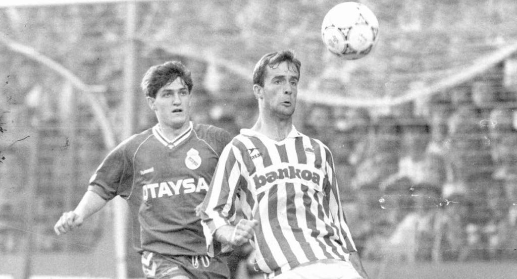 Meho Kodro protege el balón en presencia de Mikel Lasa.