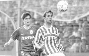 Meho Kodro protege el balón en presencia de Mikel Lasa.