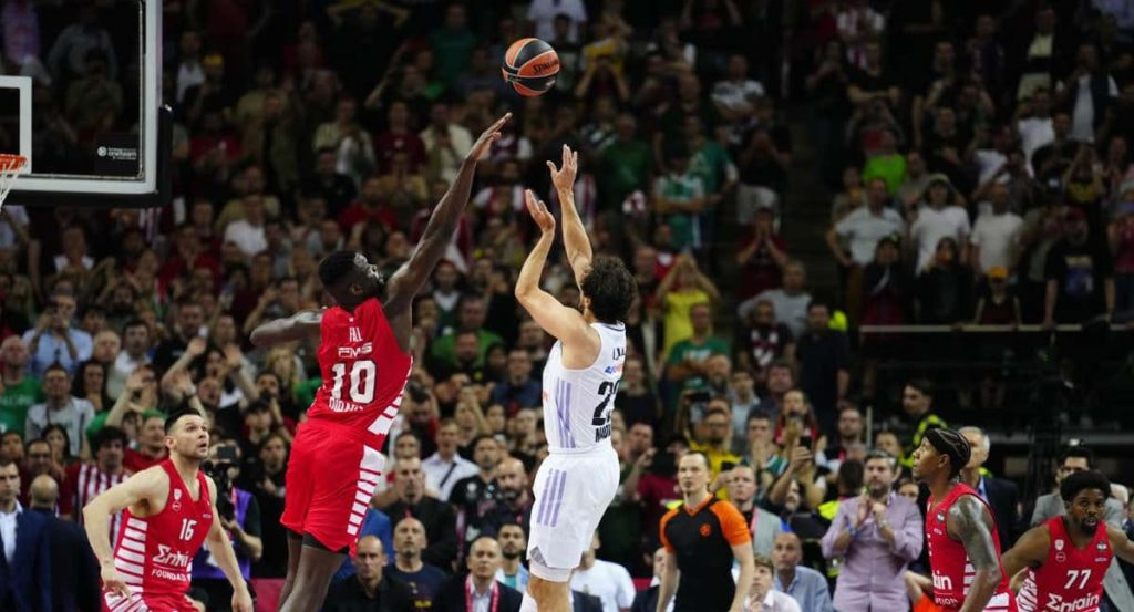La canasta de Llull sobre Fall en la final de la Euroliga en Kaunas.