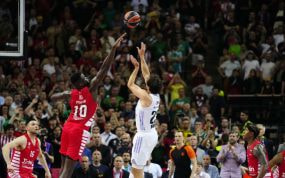 La canasta de Llull sobre Fall en la final de la Euroliga en Kaunas.