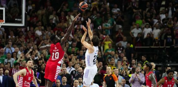 La canasta de Llull sobre Fall en la final de la Euroliga en Kaunas.