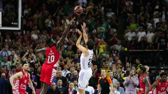 La canasta de Llull sobre Fall en la final de la Euroliga en Kaunas.