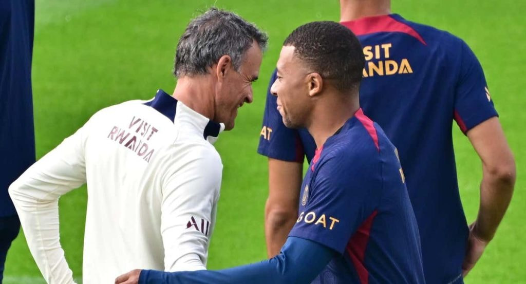Luis Enrique charlando con Mbappé durante un entrenamiento.