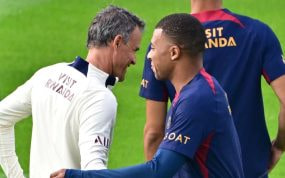 Luis Enrique charlando con Mbappé durante un entrenamiento.