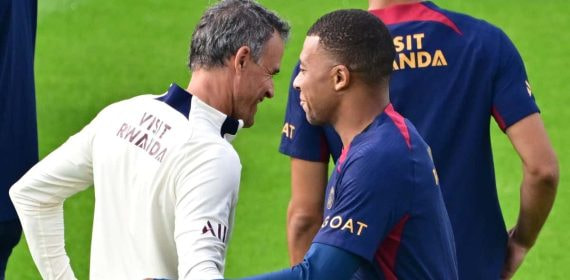 Luis Enrique charlando con Mbappé durante un entrenamiento.