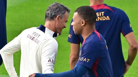 Luis Enrique charlando con Mbappé durante un entrenamiento.