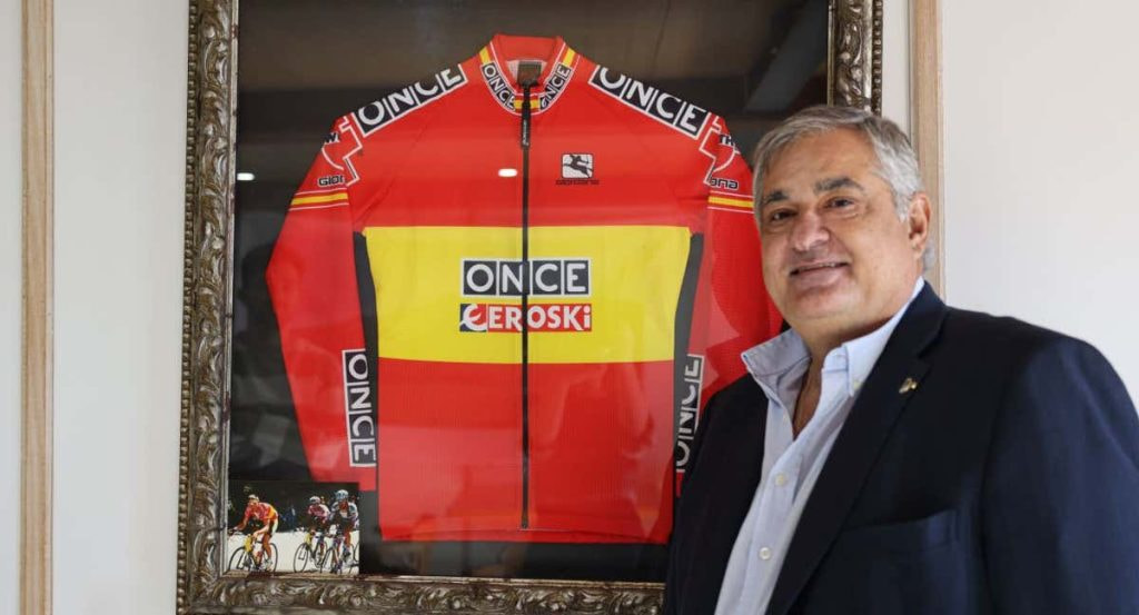 Manolo Saiz posa con un maillot del equipo ONCE en su 'txoko' de Torrelavega.