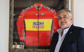 Manolo Saiz posa con un maillot del equipo ONCE en su 'txoko' de Torrelavega.
