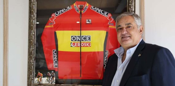 Manolo Saiz posa con un maillot del equipo ONCE en su 'txoko' de Torrelavega.
