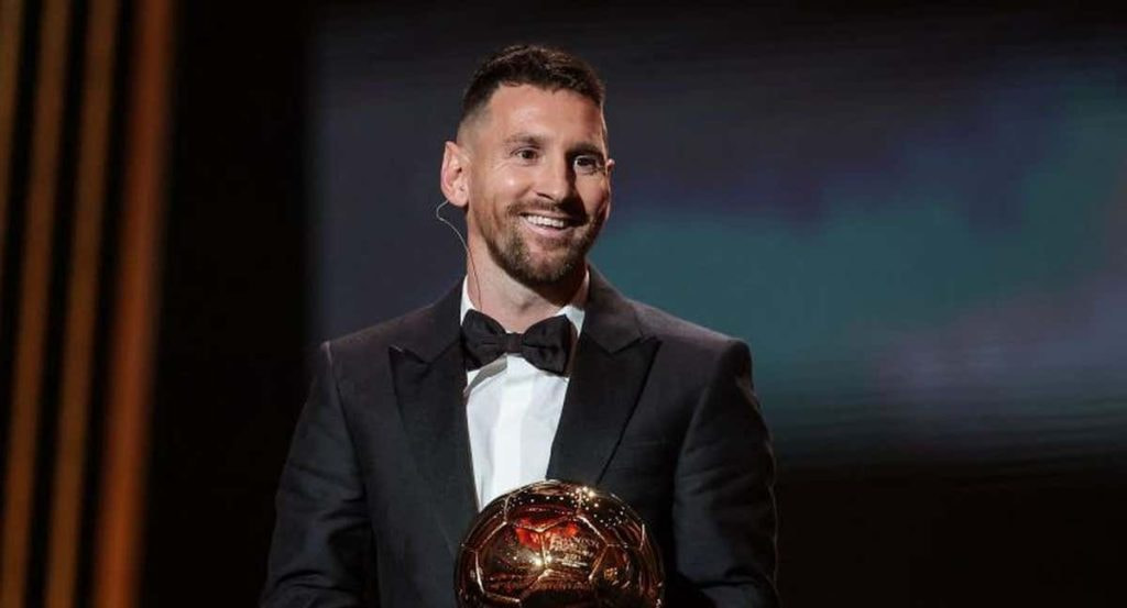 Messi recibe su octavo balón de oro.