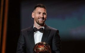 Messi recibe su octavo balón de oro.