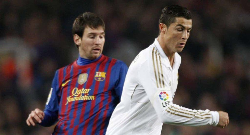 Messi y Cristiano Ronaldo durante un Clásico de la temporada 2011-2012.