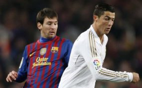 Messi y Cristiano Ronaldo durante un Clásico de la temporada 2011-2012.