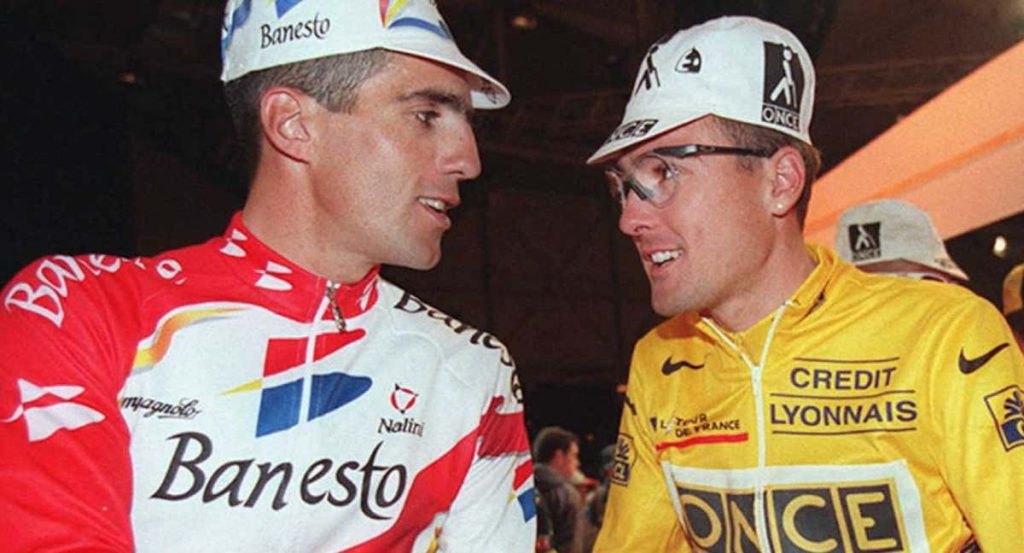 Miguel Indurain (Banesto) y Alex Zülle (ONCE) se saludan en el Tour de 1996, el último del ciclista español.