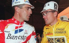 Miguel Indurain (Banesto) y Alex Zülle (ONCE) se saludan en el Tour de 1996, el último del ciclista español.