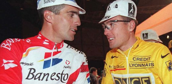 Miguel Indurain (Banesto) y Alex Zülle (ONCE) se saludan en el Tour de 1996, el último del ciclista español.